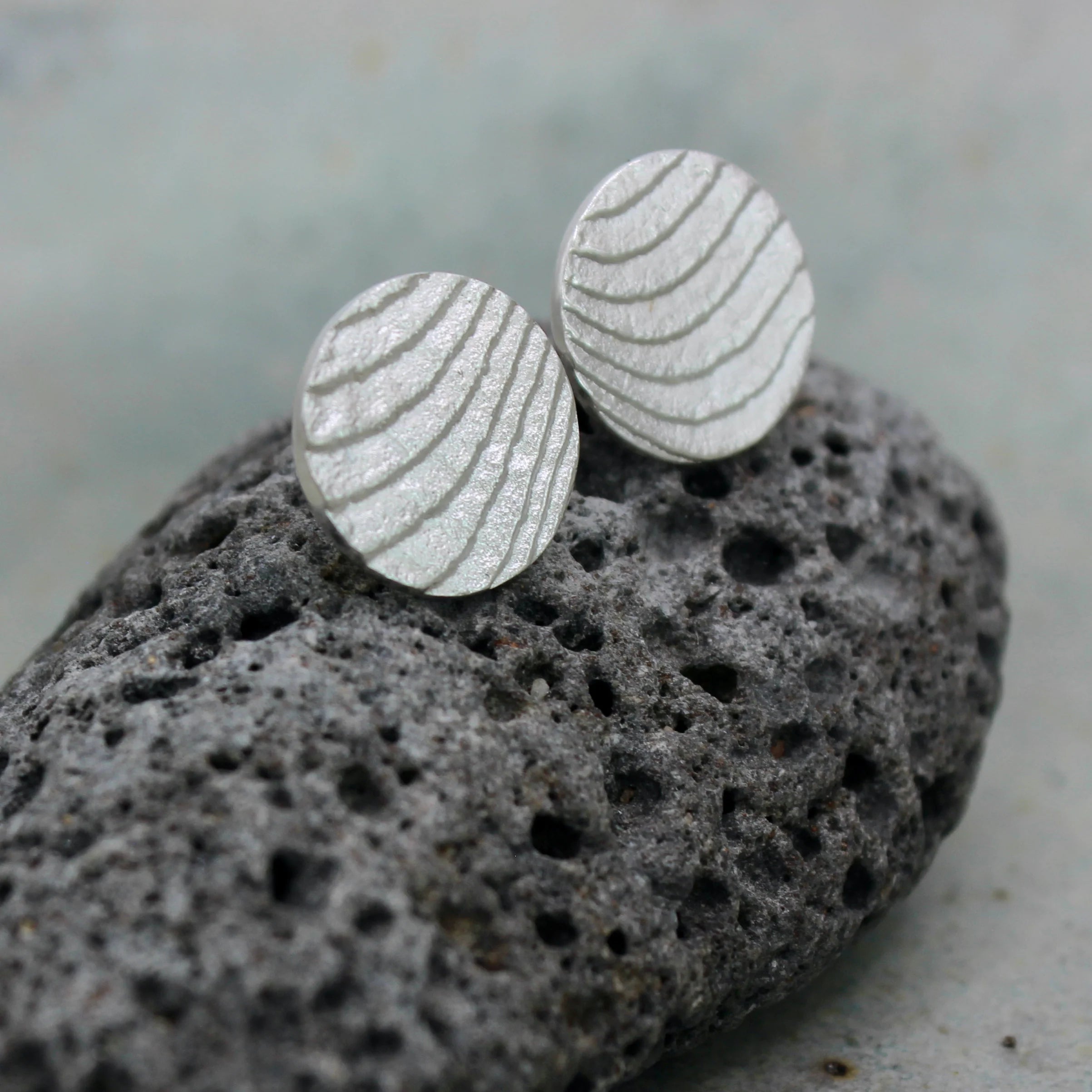 Medium Adduna Studs Cuttlefish Texture - Silver